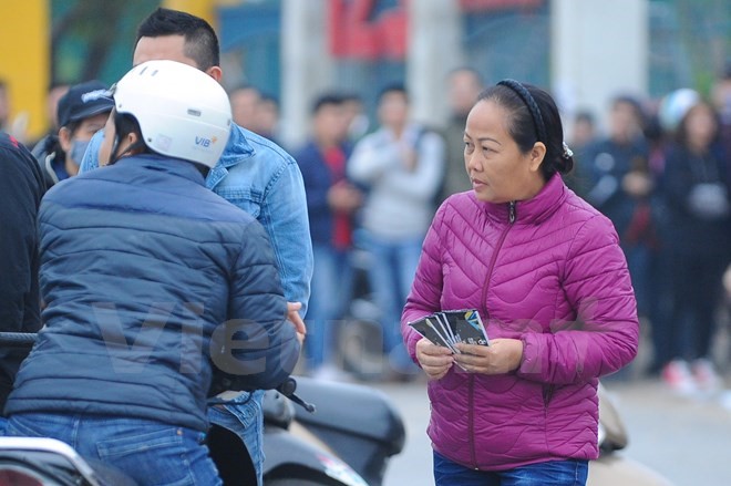 Hiện, giá vé chợ đen cho một vé khán đài A là 1,2 triệu đồng/vé. (Ảnh: Minh Chiến/Vietnam+)