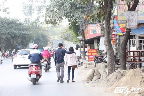 Vợ chồng cùng nhau đi dạo phố.  