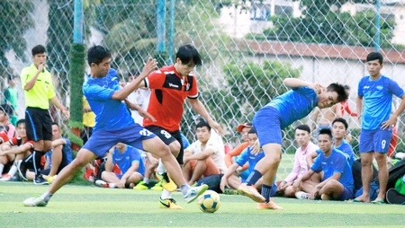 Trận chung kết DN Vàng Lộc Tài (giữa) có cuộc lội dòng ngoạn mục trước FC Bạch Mai 4-3.
