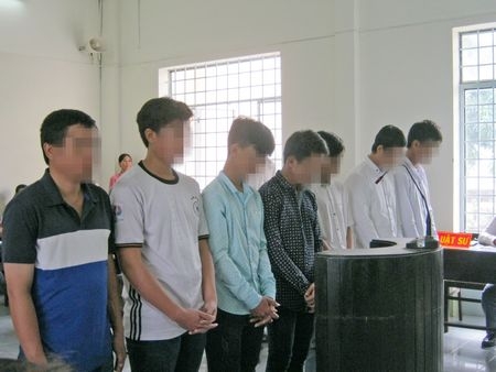 Bị cáo Tâm (trái) cùng các đồng phạm tại phiên tòa sơ thẩm.