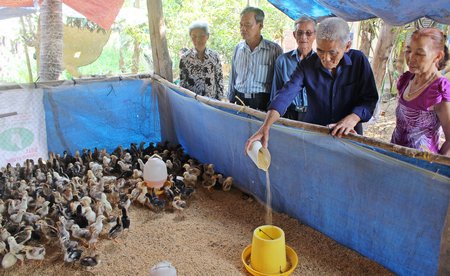 Phong trào giúp nhau làm kinh tế đã giúp nhiều người tù kháng chiến có điều kiện vươn lên.