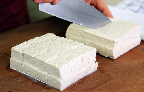 Chọn đậu phụ sạch: Khi mua nên chọn bìa đậu màu trắng kem, mềm mại, thoảng mùi chua nhẹ. Ngoài ra, miếng đậu phải còn nóng hoặc được ngâm trong nước sạch và dụng cụ đựng cũng phải sạch, an toàn.