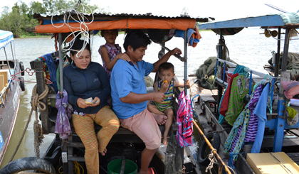 Vợ chồng anh chị Phan Văn Lũy - Trần Thị Huệ (huyện Châu Phú, tỉnh An Giang) cùng em trai sống bằng nghề đánh bắt cá trên sông Tiền gần 10 năm