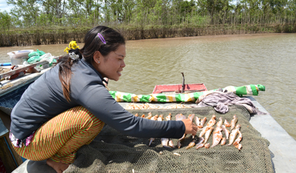 Vợ anh Lũy và mớ cá phơi khô.