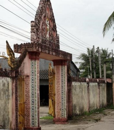 Chùa Sala Pothy Chum nằm trong xóm Trà Kha.
