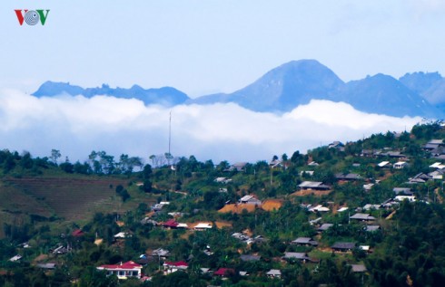 Bản làng bên 