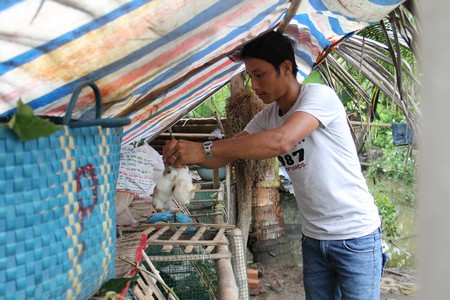  Anh Võ Văn Bằng khoe cặp thỏ vừa mới sinh.