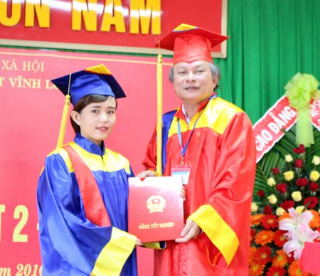  Đây là những sinh viên đầu tiên tốt nghiệp ĐH vừa làm vừa học do Trường ĐH Sư phạm Kỹ thuật Vĩnh Long đào tạo.