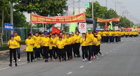 Các đội vừa tham gia chay tập thể vừa nêu cao khẩu hiệu tuyên truyền “Rèn luyện thân thể- Xây dựng đất nước”