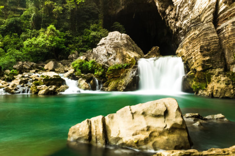 Thác nước hang Tú Làn. Ảnh: Milos Prelevic.