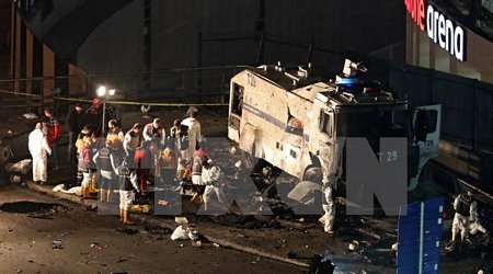 Cảnh sát Thổ Nhĩ Kỳ điều tra tại hiện trường vụ đánh bom ở Istanbul. (Nguồn: EPA/TTXVN)