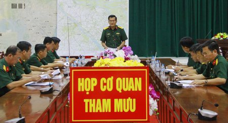 Họp cơ quan tham mưu đồng thời các cơ quan chính trị, hậu cần, kỹ thuật cũng tổ chức họp.