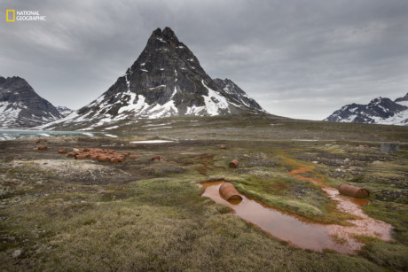 Cảnh tượng ở vùng East Greenland. Nơi đây từng có một căn cứ không quân vào Thế Chiến 2. Tuy nhiên, căn cứ này đã bị hủy bỏ vào năm 1947 và tất cả mọi thứ chỉ còn là tàn tích, từ xe quân sự, cơ sở vật chất, thuốc nổ tới hơn 10.000 bình chứa nhiên liệu máy bay. (Nguồn: businessinsider.com)