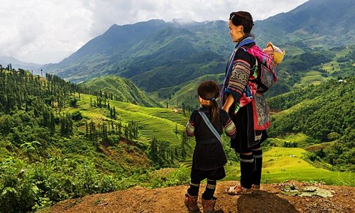 Tìm hiểu cuộc sống của người dân tộc thiểu số: Leo núi, làm nương, nấu ăn và trò chuyện cùng người dân tộc là trải nghiệm đáng nhớ nhất của du khách khi đến Sa Pa. Việc này không chỉ khiến chuyến đi thú vị hơn, mà còn giúp du khách tìm hiểu sâu hơn cuộc sống người dân tộc miền núi Việt Nam. Ảnh: Getty.