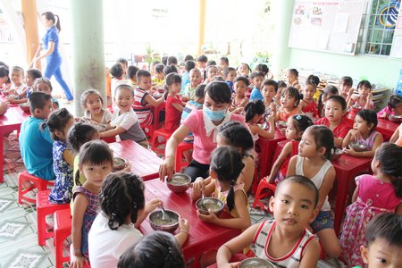 Giờ ăn của trẻ. Ảnh: CAO HUYỀN