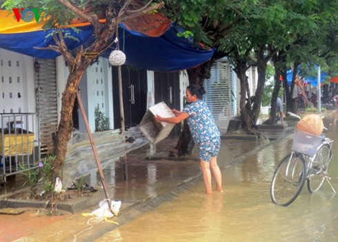  Lũ trên các sông khu vực Nam Trung Bộ đang xuống chậm, nhưng các hồ thủy lợi, thủy điện đầu nguồn vẫn tiếp tục xả lũ khiến người dân hạ du vừa “chạy lũ” vừa tập trung khắc phục thiệt hại. Tranh thủ nước rút người dân tại khu đô thị Vĩnh Điềm Trung- TP Nha Trang (Khánh Hòa) dọn dẹp nhà cửa.