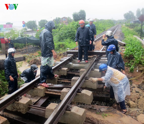 Ban đầu, mưa nhỏ, nước suối ít, việc khắc phục tương đối thuận lợi. Những thanh gỗ được sử dụng để gia cố đường sắt.