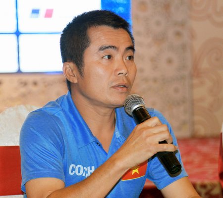  HLV Nguyễn Minh Đức (đội U.21 Báo Thanh niên) trả lời phỏng vấn.