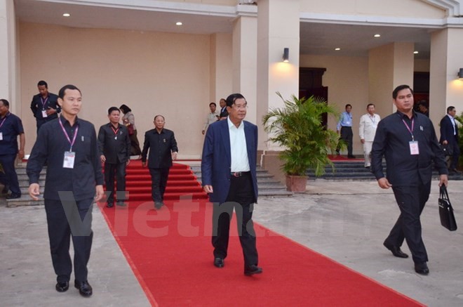 Chủ tịch CPP Samdech Hun Sen (áo trắng) rời hội nghị sau phiên bế mạc. (Ảnh: Minh Hưng/Vietnam+)