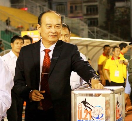 Ông Hồ Song Ngọc- Phó Tổng giám đốc Công ty Tôn Đông Á- nhà tài trợ của giải, ủng hộ đồng bào miền Trung.