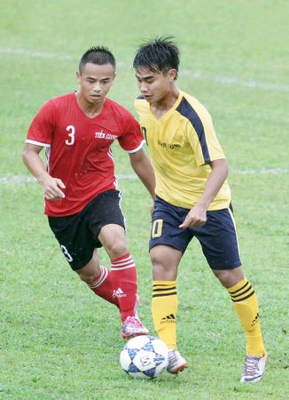 Minh Hoàng (10, Vĩnh Long, áo vàng) ghi bàn mở tỷ số trong trận hòa Tiền Giang 1-1.