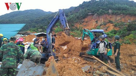 Lực lượng chức năng điều động phương tiện đến hiện trường xử lý sạt lở