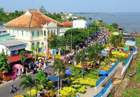 Mai vàng Phước Định luôn góp mặt vào chợ hoa tết Vĩnh Long. Trong ảnh: Chợ hoa tết bên sông Cổ Chiên. Ảnh: VINH HIỂN