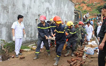 Lực lượng chức năng lần lượt đưa thi thể 2 nạn nhân cuối cùng ra khỏi đống đổ nát.