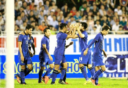  Niềm vui của đội Thái Lan sau pha ghi bàn ở phút 39, trong trận thắng Hoàng Anh Gia Lai 1-0.