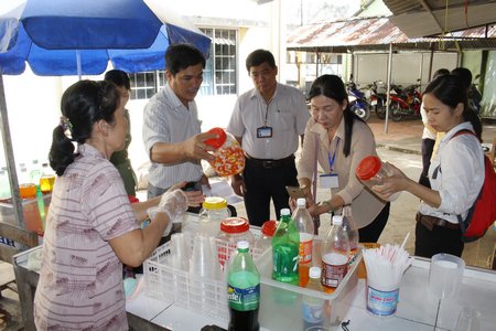 Đoàn kiểm tra ATTP căn tin Siêu thị Tuổi thơ trong Trường tiểu học thị trấn Cái Nhum (Khóm 2, thị trấn Cái Nhum, Mang Thít)