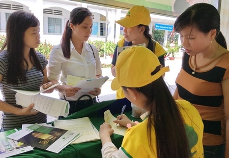 Người lao động tìm hiểu thông tin việc làm tại phiên giao dịch ở TX Bình Minh.