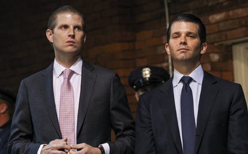 Eric Trump (trái) và Donald Trump Jr. - các con trai của Tổng thống đắc cử Mỹ Donald Trump. (Ảnh: AP)