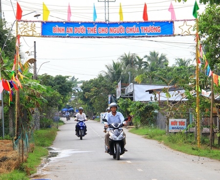 Các tuyến đường có đông bà con giáo dân sinh sống ở xã Trung Hiếu được trang trí đẹp, chào đón Lễ Giáng sinh.