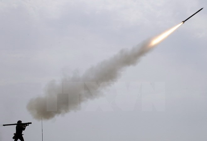 Binh sỹ Nga bắn tên lửa phòng không tại cuộc thao diễn quân sự quốc tế 2015. (Nguồn: AFP/TTXVN)