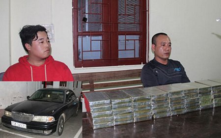 Hai đối tượng và tang vật 50 bánh heroin cùng chiếc xe ôtô dùng để vận chuyển ma túy.