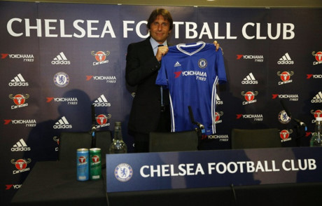 Antonio Conte phát biểu trong lễ nhậm chức tại Chelsea: “HLV giống như người thợ may và tạo ra bộ trang phục phù hợp nhất cho đội bóng của mình. Đứng thứ 10 ở mùa trước là kết quả tệ hại nhưng giờ là lúc để nghĩ về hiện tại.”