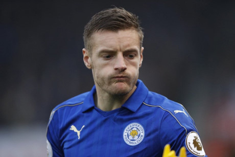 Jamie Vardy chia sẻ sau khi nâng cúp vô địch Premier League: “Lần gần nhất tôi nâng một vật nặng? Đó có lẽ là một lon Red Bull.”