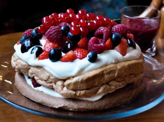 Pavlova của Australia là bánh thường được trang trí với kem, dâu tây, kiwi hoặc chanh dây. Ảnh: Asah Yoganandan/Flickr