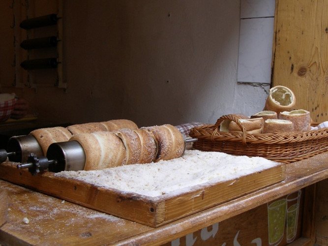 Vào dịp lễ, bất cứ cửa hàng nào ở Czech đều bán Trdelnik, còn gọi là bánh ống khói. Ảnh: Erix!/Flickr