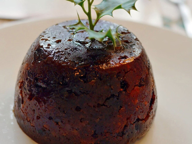 Figgy pudding, còn được gọi là bánh pudding mận và bánh pudding Giáng sinh, là món tráng miệng truyền thống ở Anh. Bánh này được làm từ trái cây sấy khô, gia vị và rất nhiều rượu. Ảnh: Smabs Sputzer/Flickr