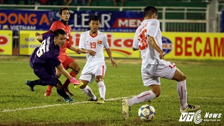 Hàng thủ U21 Việt Nam liên tiếp mắc sai lầm (Ảnh: Duy Thành)