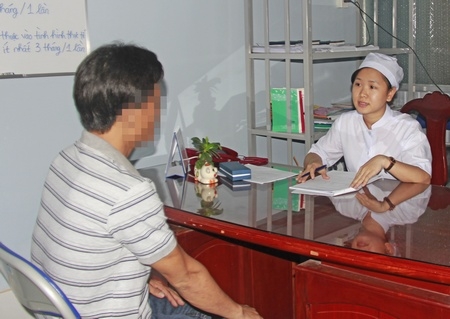 Chương trình điều trị nghiện các chất dạng thuốc phiện bằng thuốc thay thế Methadone đã mang lại hiệu quả. Trong ảnh: Tư vấn cho bệnh nhân điều trị bằng phương pháp này.