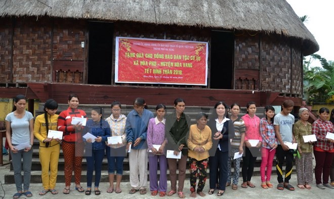 Lãnh đạo thành phố Đà Nẵng tặng quà Tết năm 2016 cho các hộ đồng bào dân tộc Cơ Tu, xã Hòa Phú, huyện Hòa Vang. (Ảnh: Đinh Văn Nhiều/TTXVN)