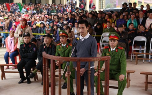 Tấn Láo Lở trong phiên tòa xét xử lưu động ngày 25/12.