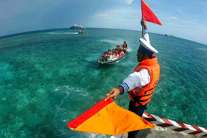 Triển lãm nằm trong chương trình “Trường Sa xanh” - kêu gọi, vận động tuổi trẻ cả nước, các nhà khoa học.... tham gia đề xuất nội dung giải pháp tuyên truyền, nghiên cứu ứng dụng kỹ thuật, quyên góp nguồn lực chế tạo các thiết bị, kỹ thuật hỗ trợ cán bộ chiến sĩ và nhân dân huyện đảo Trường Sa và Nhà giàn DK1. (Sắc màu Trường Sa. Ảnh: Dư Hải)