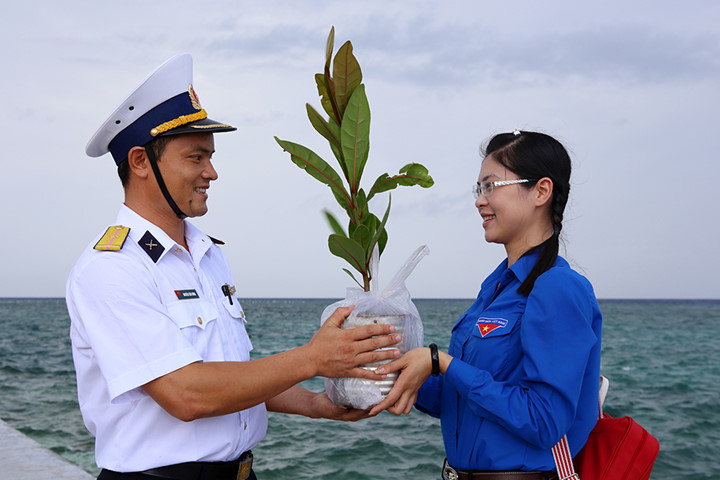 Đồng thời, tuyên truyền về biển đảo và chủ quyền biển đảo của Việt Nam tại quần đảo Trường Sa và Hoàng Sa. Tuyên truyền về chương trình “Trường Sa xanh” do Trung ương đoàn và Bộ tư lệnh Hải quân phối hợp tổ chức. (Tác phẩm 