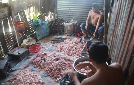 Lực lượng công an bắt quả tang trên 250kg mỡ heo thối tại cơ sở ông Nguyễn Văn Dững.