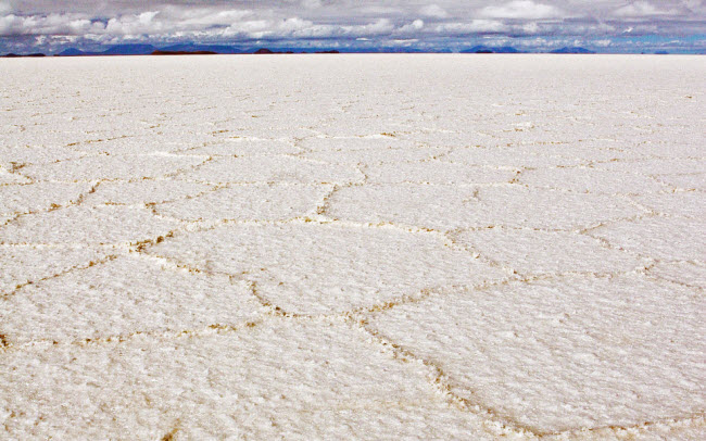 Hồ bơi khoáng tự nhiên Pamukkale được hình thành từ một dạng đá trầm tích lắng đọng trong nhiều niên kỷ. Một chuỗi những nhũ đá đá vôi trắng tinh xếp lớp như vỏ sò khiến nơi đây được mệnh danh là “lâu đài bông” của Thổ Nhĩ Kỳ.