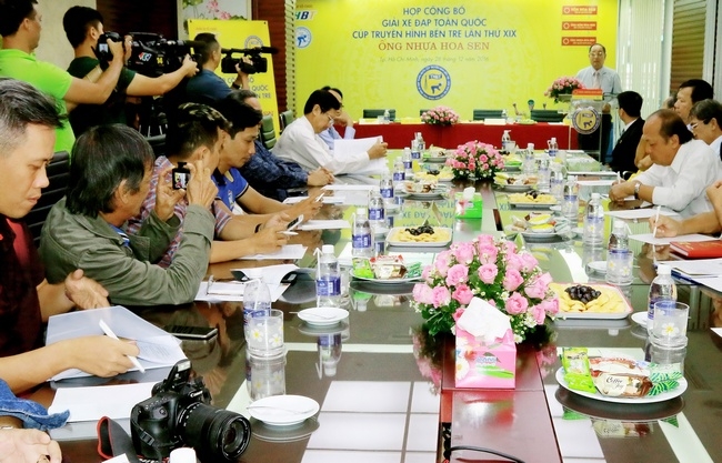 Quang cảnh buổi họp báo Giải xe đạp Truyền hình Bến Tre- Cúp Ống nhựa Hoa Sen lần thứ 19 năm 2017.