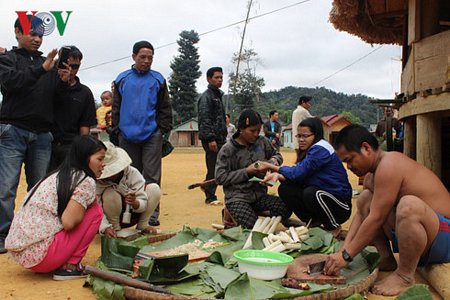 Cộng đồng làng luôn gắn kết nhau để hoàn thành việc chung của làng. Trong hình, nhân dân thôn R’bhướp, xã Atiêng (Tây Giang) chế biến thịt heo mừng ngày hội Mặt trận Dân tộc thống nhất Việt Nam (18/11).